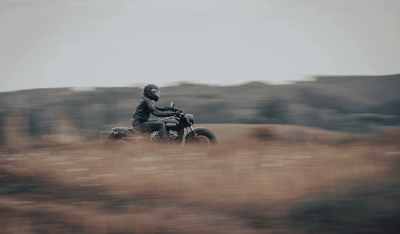 ¿Es obligatorio llevar guantes en la moto? 