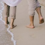 beneficios de andar descalzo