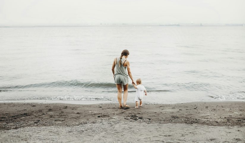 cosas que llevar a la playa con un bebe