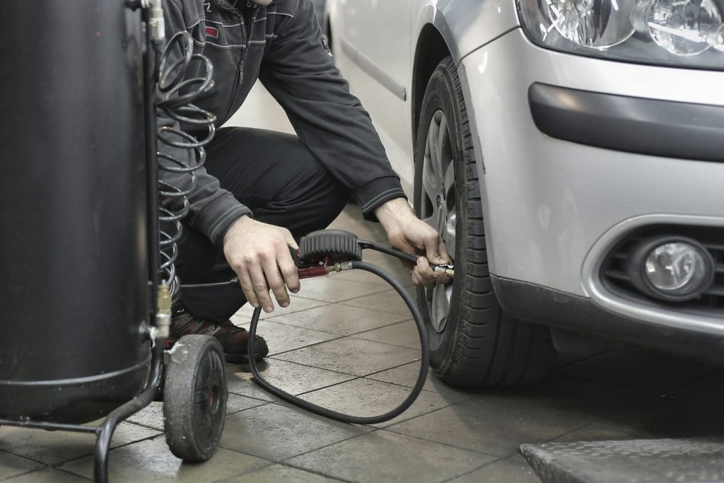 que-presion-deben-llevar-los-neumaticos-de-un-coche